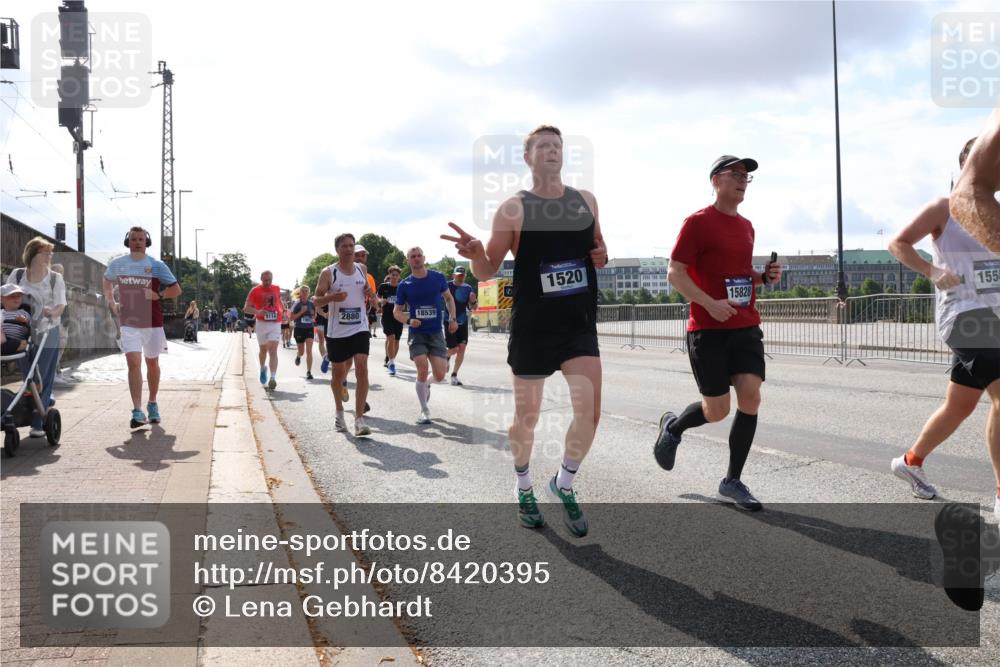 29.06.2025 - hella hamburg halbmarathon Lena Gebhardt http://msf.ph/oto/8420395 29.06.2025 09:51:35 Lombardsbrücke 1520, 9114, 2880, 18539, 15828, 1554, 1136, 1520, 1570, 1903, 1912, 1920, 1941, 2653, 2880, 2972, 3437, 3523, 3700, 4297, 4634, 4759, 4843, 4854, 4865, 4888, 4889, 4991, 4999, 5275, 5375, 5410, 6490, 6593, 6721, 6901, 7092, 7105, 7363, 7378, 7693, 7962, 8319, 8346, 8871, 8900, 9114, 9262, 9313, 9364, 9371, 9755, 9885, 10319, 10375, 10480, 10669, 10934, 11021, 11049, 11417, 11714, 11907, 11959, 12153, 12623, 12711, 14201 meine-sportfotos.de