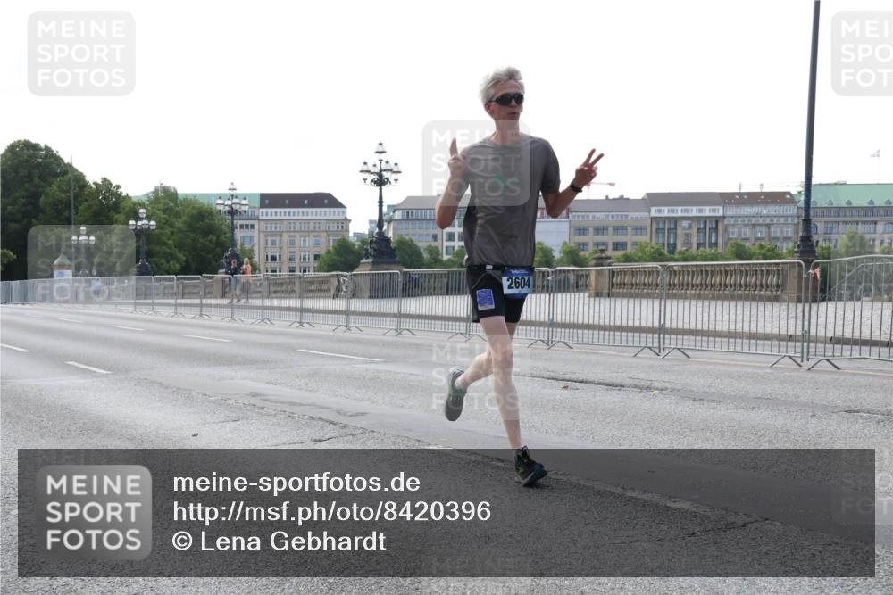 29.06.2025 - hella hamburg halbmarathon Lena Gebhardt http://msf.ph/oto/8420396 29.06.2025 09:42:01 Lombardsbrücke 2604, 1241, 2604, 2892, 4128, 4571, 6559, 7142, 7862, 10485, 10780, 11194, 11965, 12067, 12641, 13440, 13751, 13780, 14019, 14107, 14506, 16169, 16361, 16484, 17003, 17752, 18124, 18897 meine-sportfotos.de
