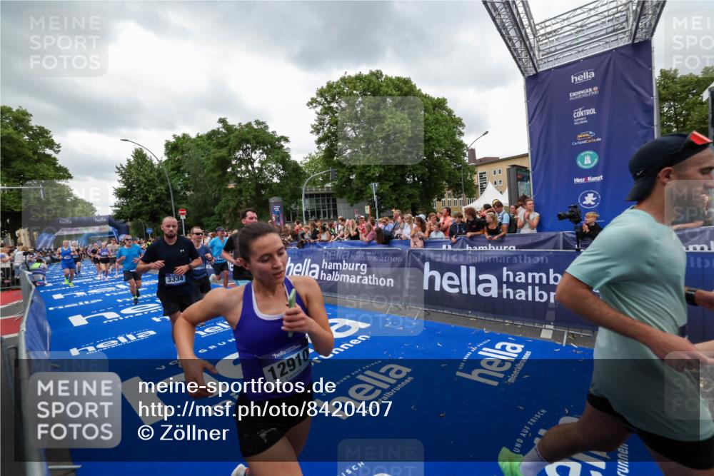 29.06.2025 - hella hamburg halbmarathon Zöllner http://msf.ph/oto/8420407 29.06.2025 10:53:08 Ziel 2208, 3059, 3258, 3334, 4121, 7509, 7864, 8587, 9093, 9537, 12155, 12367, 12910, 14323, 18590, 19208 meine-sportfotos.de