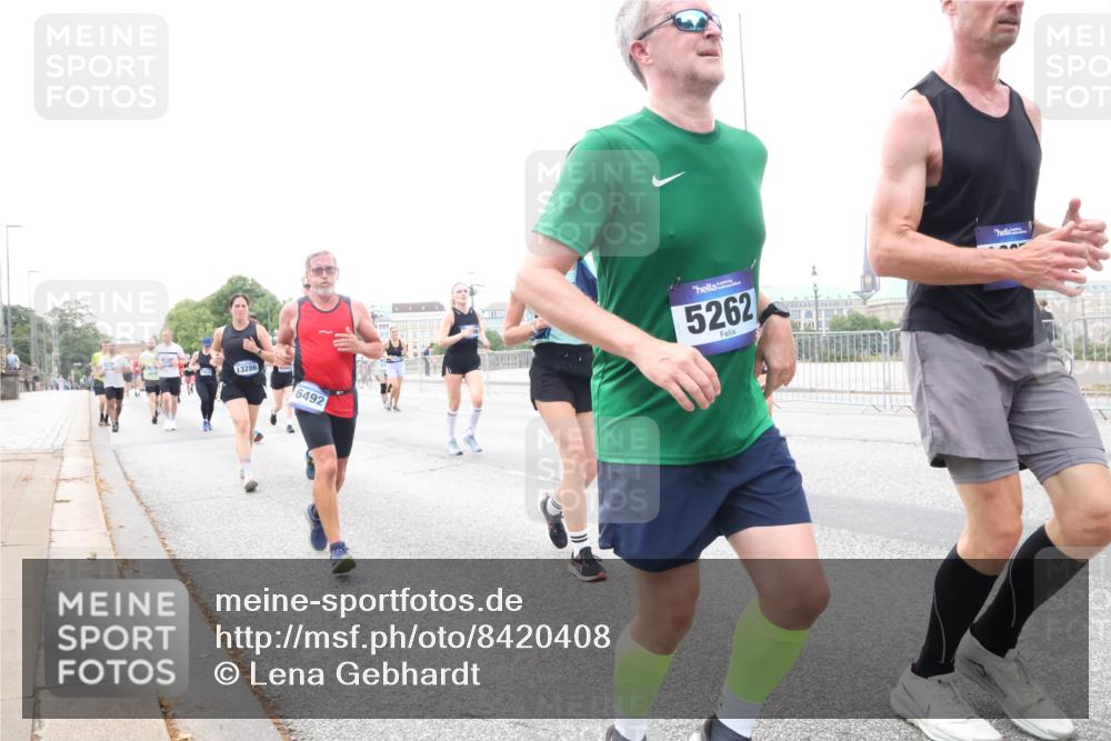 29.06.2025 - hella hamburg halbmarathon Lena Gebhardt http://msf.ph/oto/8420408 29.06.2025 10:52:25 Lombardsbrücke 13286, 6492, 5262, 1369, 1418, 1826, 1978, 2362, 2420, 2528, 2983, 3038, 3140, 3227, 3645, 4087, 4273, 4436, 4591, 4598, 4606, 4815, 5062, 5262, 5360, 6386, 6403, 6404, 6406, 6456, 6671, 6985, 7511, 7690, 7691, 7735, 7812, 8194, 8196, 8250, 8251, 8621, 9068, 9070, 9103, 9368, 9460, 9730, 9731, 10080, 10296, 10342, 10392, 10600, 10634, 10673, 10884, 10928, 11084, 11126, 11127, 11297, 11375, 11736, 11899, 11974, 12546, 12558 meine-sportfotos.de