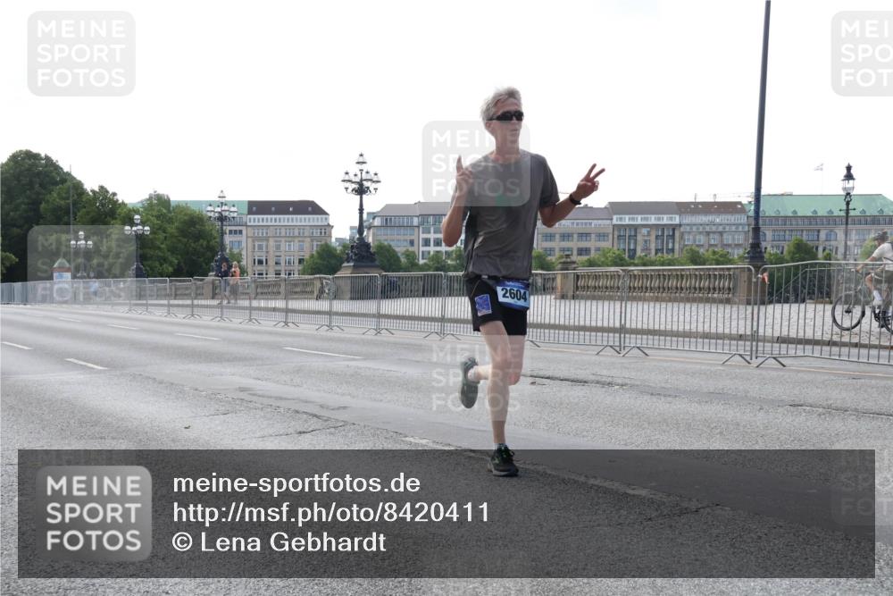 29.06.2025 - hella hamburg halbmarathon Lena Gebhardt http://msf.ph/oto/8420411 29.06.2025 09:42:01 Lombardsbrücke 2604, 1241, 2604, 2892, 4128, 4571, 6559, 7142, 7862, 10485, 10780, 11194, 11965, 12067, 12641, 13440, 13751, 13780, 14019, 14107, 14506, 16169, 16361, 16484, 17003, 17752, 18124, 18897 meine-sportfotos.de