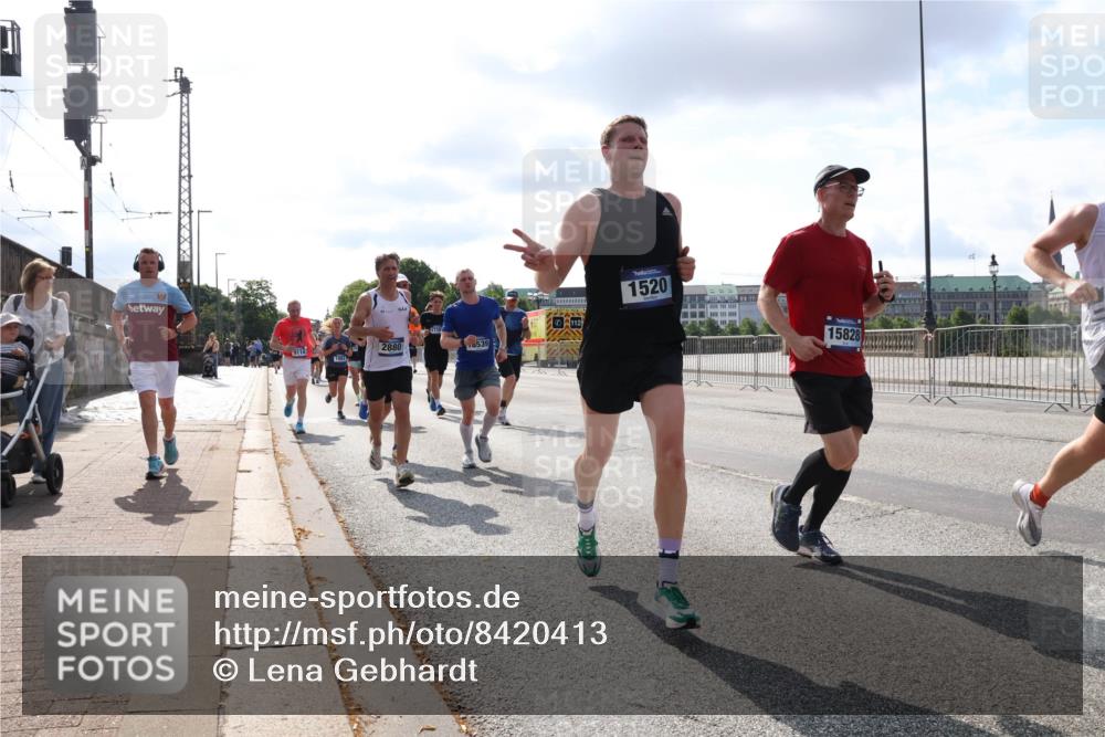 29.06.2025 - hella hamburg halbmarathon Lena Gebhardt http://msf.ph/oto/8420413 29.06.2025 09:51:35 Lombardsbrücke 9114, 2880, 8539, 1520, 15828, 1136, 1520, 1570, 1903, 1912, 1920, 1941, 2653, 2880, 2972, 3437, 3523, 3700, 4297, 4634, 4759, 4843, 4854, 4865, 4888, 4889, 4991, 4999, 5275, 5375, 5410, 6490, 6593, 6721, 6901, 7092, 7105, 7363, 7378, 7693, 7962, 8319, 8346, 8871, 8900, 9114, 9262, 9313, 9364, 9371, 9755, 9885, 10319, 10375, 10480, 10669, 10934, 11021, 11049, 11417, 11714, 11907, 11959, 12153, 12623, 12711, 14201 meine-sportfotos.de
