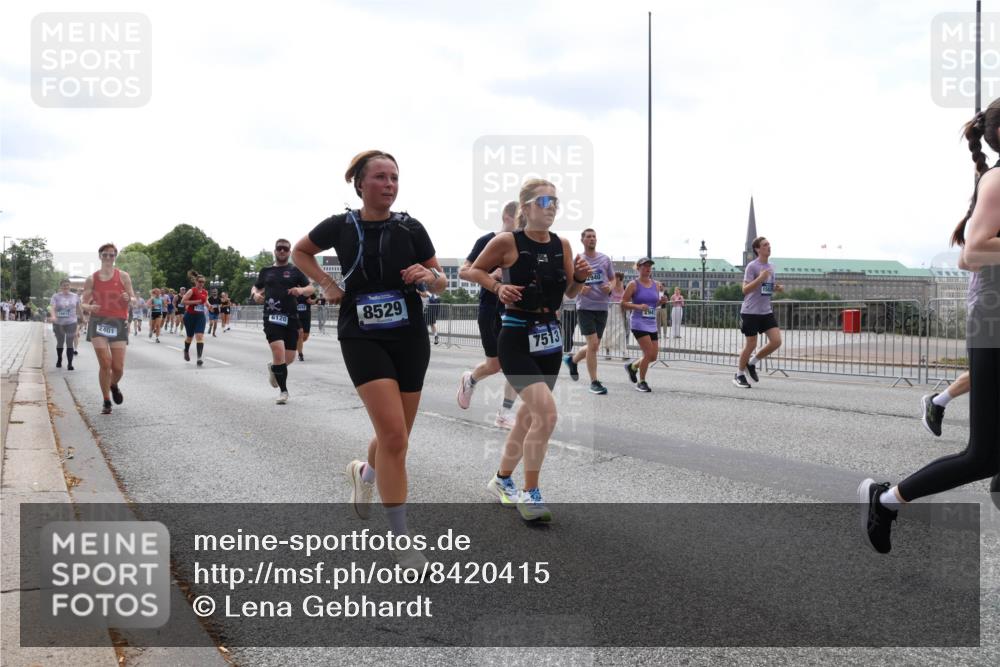 29.06.2025 - hella hamburg halbmarathon Lena Gebhardt http://msf.ph/oto/8420415 29.06.2025 10:42:48 Lombardsbrücke 2401, 6120, 8529, 7513, 2940, 1149, 1150, 1360, 1656, 1788, 1929, 1957, 1964, 1994, 2069, 2103, 2134, 2158, 2401, 2450, 2509, 2538, 2580, 2940, 2941, 3283, 3378, 3518, 3605, 3764, 3874, 4092, 4105, 4334, 4385, 4778, 4891, 4892, 5067, 5403, 5417, 5810, 5967, 6120, 6764, 6828, 7040, 7043, 7260, 7513, 7557, 7666, 8161, 8525, 8526, 8529, 8795, 8816, 8991, 9304, 9378, 9644, 9980, 10008, 10180, 10454, 10532, 10697, 11142, 11710, 12151, 12441, 13049, 13241 meine-sportfotos.de