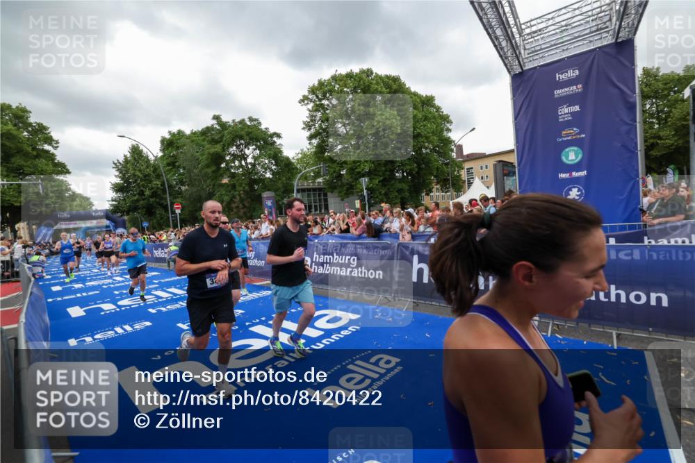 29.06.2025 - hella hamburg halbmarathon Zöllner http://msf.ph/oto/8420422 29.06.2025 10:53:08 Ziel 2208, 3059, 3258, 3334, 4121, 7509, 7864, 8587, 9093, 9537, 12155, 12367, 12910, 14323, 18590, 19208 meine-sportfotos.de