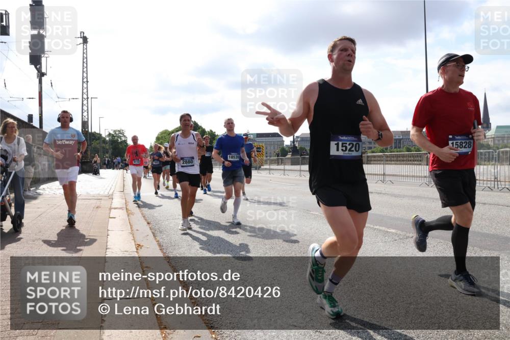 29.06.2025 - hella hamburg halbmarathon Lena Gebhardt http://msf.ph/oto/8420426 29.06.2025 09:51:35 Lombardsbrücke 9114, 1903, 2880, 18539, 1520, 15828, 1136, 1520, 1570, 1903, 1912, 1920, 1941, 2653, 2880, 2972, 3437, 3523, 3700, 4297, 4634, 4759, 4843, 4854, 4865, 4888, 4889, 4991, 4999, 5275, 5375, 5410, 6490, 6593, 6721, 6901, 7092, 7105, 7363, 7378, 7693, 7962, 8319, 8346, 8871, 8900, 9114, 9262, 9313, 9364, 9371, 9755, 9885, 10319, 10375, 10480, 10669, 10934, 11021, 11049, 11417, 11714, 11907, 11959, 12153, 12623, 12711, 14201 meine-sportfotos.de