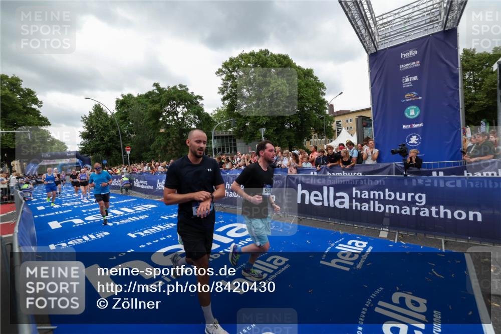 29.06.2025 - hella hamburg halbmarathon Zöllner http://msf.ph/oto/8420430 29.06.2025 10:53:09 Ziel 2111, 2208, 3059, 3258, 3334, 4121, 7864, 8587, 9093, 9537, 12155, 12910, 14323, 19208 meine-sportfotos.de