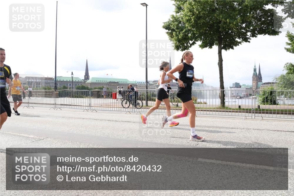 29.06.2025 - hella hamburg halbmarathon Lena Gebhardt http://msf.ph/oto/8420432 29.06.2025 10:27:35 Lombardsbrücke 158, 5707, 18805, 1530, 2080, 2775, 3389, 4372, 5177, 5285, 5825, 6214, 6259, 7234, 7314, 7764, 7944, 7978, 8085, 8281, 9349, 9688, 10077, 10158, 10412, 10413, 11256, 11766, 12500, 12823, 13043, 13860, 14020, 14021, 14206, 15607, 15641, 16569, 16804, 16838, 17427, 17791, 18012, 18097, 18301, 18626, 18766, 18976 meine-sportfotos.de