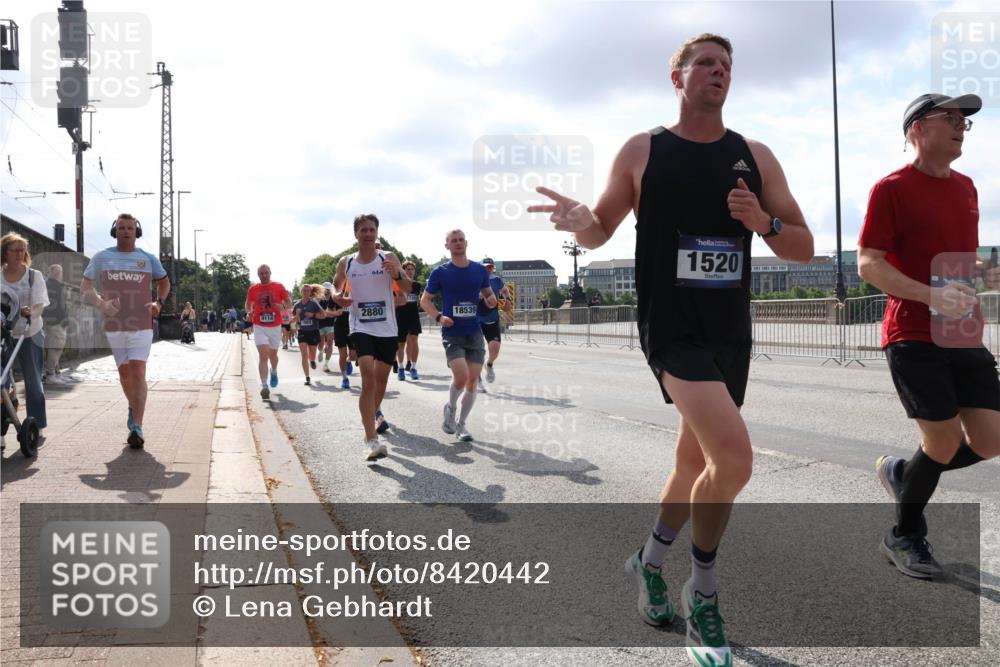 29.06.2025 - hella hamburg halbmarathon Lena Gebhardt http://msf.ph/oto/8420442 29.06.2025 09:51:35 Lombardsbrücke 9114, 2880, 18539, 1520, 1136, 1520, 1570, 1903, 1912, 1920, 1941, 2653, 2880, 2972, 3437, 3523, 3700, 4297, 4634, 4759, 4843, 4854, 4865, 4888, 4889, 4991, 4999, 5275, 5375, 5410, 6490, 6593, 6721, 6901, 7092, 7105, 7363, 7378, 7693, 7962, 8319, 8346, 8871, 8900, 9114, 9262, 9313, 9364, 9371, 9755, 9885, 10319, 10375, 10480, 10669, 10934, 11021, 11049, 11417, 11714, 11907, 11959, 12153, 12623, 12711, 14201 meine-sportfotos.de