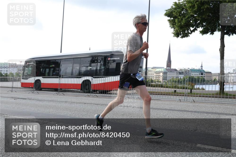 29.06.2025 - hella hamburg halbmarathon Lena Gebhardt http://msf.ph/oto/8420450 29.06.2025 09:42:02 Lombardsbrücke 260, 1241, 2604, 2892, 4128, 4571, 6559, 7142, 7862, 10485, 10780, 11194, 11965, 12067, 12641, 13440, 13751, 13780, 14019, 14107, 14506, 16169, 16361, 16484, 17003, 17752, 18124, 18897 meine-sportfotos.de