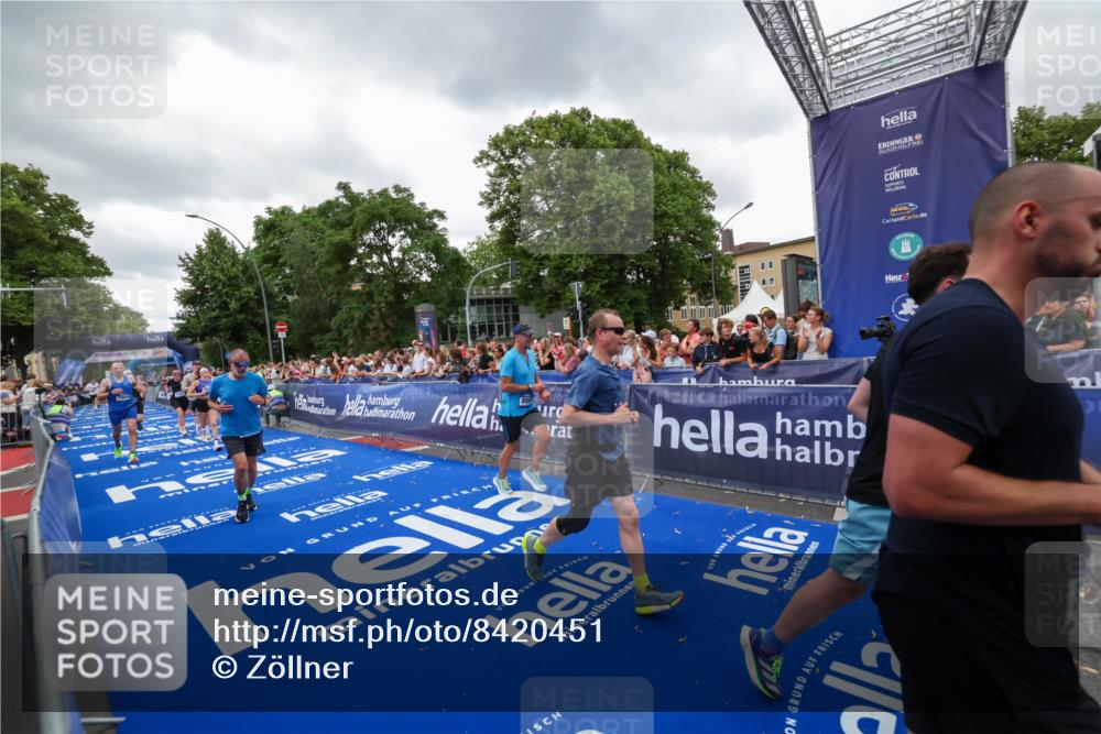 29.06.2025 - hella hamburg halbmarathon Zöllner http://msf.ph/oto/8420451 29.06.2025 10:53:09 Ziel 2111, 2208, 3059, 3258, 3334, 4121, 7864, 8587, 9093, 9537, 12155, 12910, 14323, 19208 meine-sportfotos.de