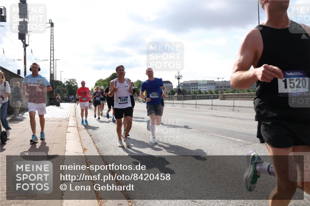 29.06.2025 - hella hamburg halbmarathon Lena Gebhardt http://msf.ph/oto/8420458 29.06.2025 09:51:36 Lombardsbrücke 9114, 1903, 2880, 18539, 1520, 1136, 1520, 1570, 1903, 1912, 1920, 1941, 2653, 2880, 2972, 3437, 3523, 3700, 4297, 4634, 4759, 4843, 4854, 4865, 4888, 4889, 4991, 4999, 5275, 5375, 5410, 6490, 6593, 6721, 6901, 7092, 7105, 7363, 7378, 7693, 7962, 8319, 8346, 8871, 8900, 9114, 9262, 9313, 9364, 9371, 9755, 9885, 10319, 10375, 10480, 10669, 10934, 11021, 11049, 11417, 11714, 11907, 11959, 12153, 12623, 12711, 14201 meine-sportfotos.de