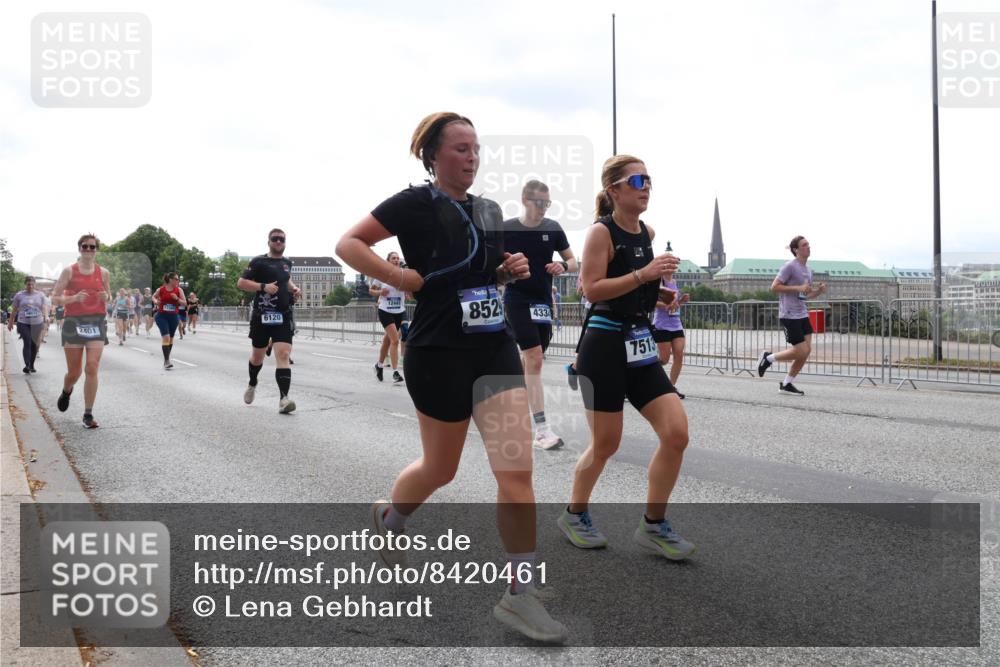 29.06.2025 - hella hamburg halbmarathon Lena Gebhardt http://msf.ph/oto/8420461 29.06.2025 10:42:48 Lombardsbrücke 2401, 12441, 17343, 6120, 852, 433, 7513, 1149, 1150, 1360, 1656, 1788, 1929, 1957, 1964, 1994, 2069, 2103, 2134, 2158, 2401, 2450, 2509, 2538, 2580, 2940, 2941, 3283, 3378, 3518, 3605, 3764, 3874, 4092, 4105, 4334, 4385, 4778, 4891, 4892, 5067, 5403, 5417, 5810, 5967, 6120, 6764, 6828, 7040, 7043, 7260, 7513, 7557, 7666, 8161, 8525, 8526, 8529, 8795, 8816, 8991, 9304, 9378, 9644, 9980, 10008, 10180, 10454, 10532, 10697, 11142, 11710, 12151, 12441, 13049, 13241 meine-sportfotos.de