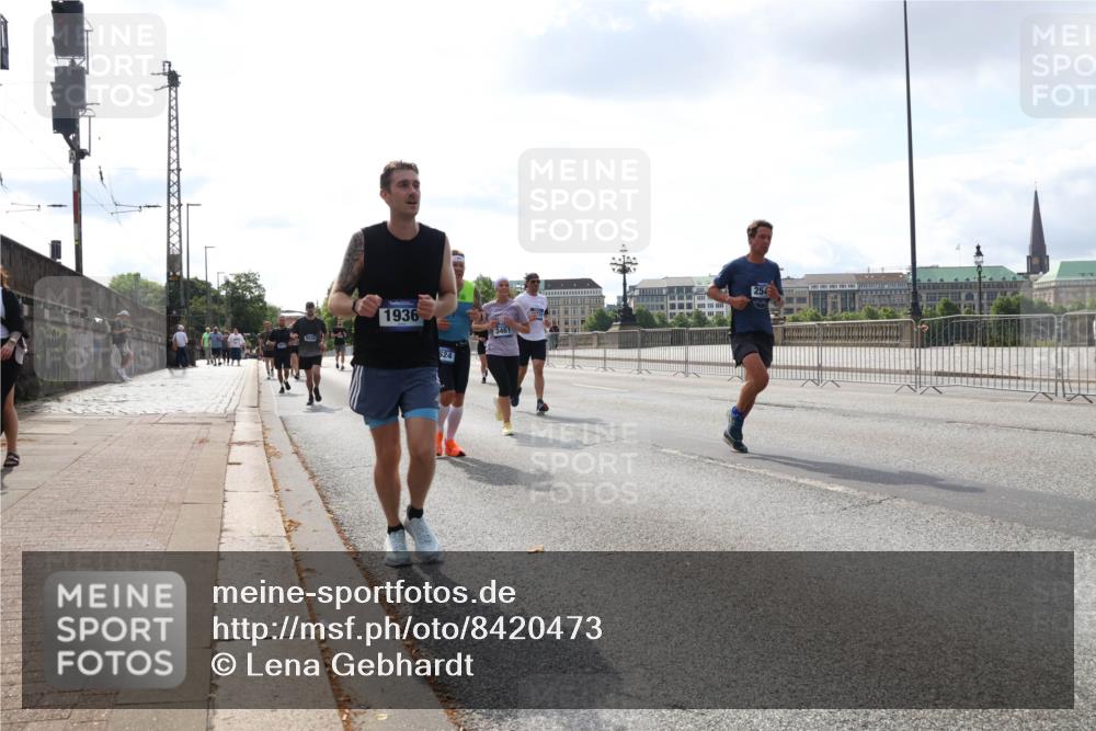 29.06.2025 - hella hamburg halbmarathon Lena Gebhardt http://msf.ph/oto/8420473 29.06.2025 10:05:43 Lombardsbrücke 1936, 624, 25, 1229, 1448, 1830, 1842, 1863, 1936, 1981, 2288, 2298, 2471, 2540, 2624, 3461, 3578, 3929, 4014, 4169, 4782, 5073, 5762, 6014, 6059, 7741, 8894, 8909, 9075, 9165, 9339, 9477, 9559, 9680, 9736, 9737, 9738, 9917, 10343, 10694, 10791, 10998, 11784, 11873, 11958, 12557, 13221, 14465, 14642, 15766, 16092, 16441, 16478, 16546, 16687, 16847, 17731, 17740, 17885, 18616, 18617, 18857, 18973, 19034, 19248 meine-sportfotos.de