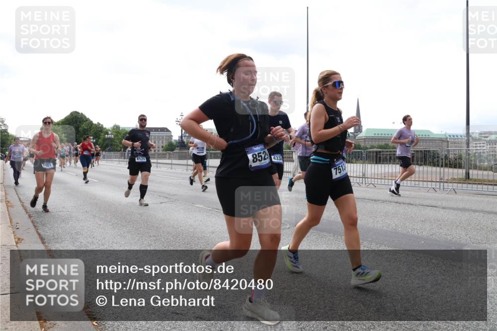 29.06.2025 - hella hamburg halbmarathon Lena Gebhardt http://msf.ph/oto/8420480 29.06.2025 10:42:48 Lombardsbrücke 6120, 2401, 12441, 852, 4334, 7513, 1149, 1150, 1360, 1656, 1788, 1929, 1957, 1964, 1994, 2069, 2103, 2134, 2158, 2401, 2450, 2509, 2538, 2580, 2940, 2941, 3283, 3378, 3518, 3605, 3764, 3874, 4092, 4105, 4334, 4385, 4778, 4891, 4892, 5067, 5403, 5417, 5810, 5967, 6120, 6764, 6828, 7040, 7043, 7260, 7513, 7557, 7666, 8161, 8525, 8526, 8529, 8795, 8816, 8991, 9304, 9378, 9644, 9980, 10008, 10180, 10454, 10532, 10697, 11142, 11710, 12151, 12441, 13049, 13241 meine-sportfotos.de