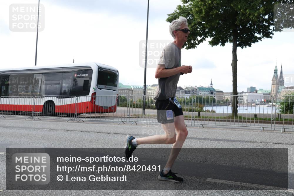 29.06.2025 - hella hamburg halbmarathon Lena Gebhardt http://msf.ph/oto/8420491 29.06.2025 09:42:02 Lombardsbrücke 2409, 1241, 2604, 2892, 4128, 4571, 6559, 7142, 7862, 10485, 10780, 11194, 11965, 12067, 12641, 13440, 13751, 13780, 14019, 14107, 14506, 16169, 16361, 16484, 17003, 17752, 18124, 18897 meine-sportfotos.de