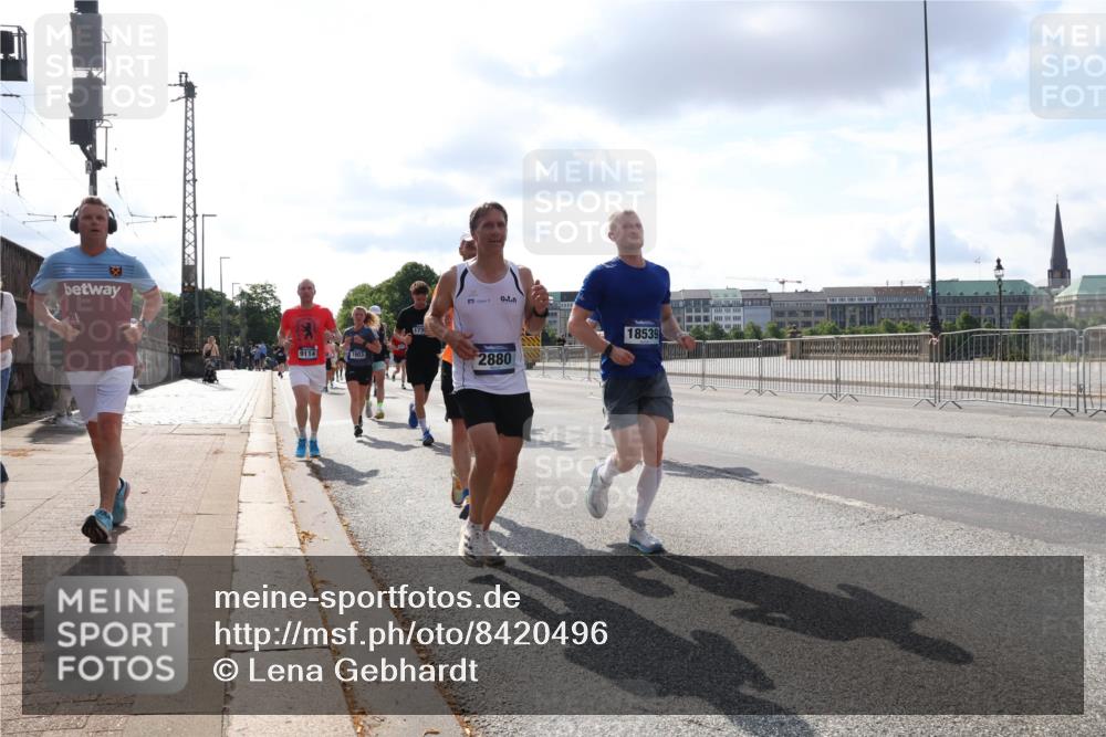 29.06.2025 - hella hamburg halbmarathon Lena Gebhardt http://msf.ph/oto/8420496 29.06.2025 09:51:36 Lombardsbrücke 9114, 1903, 2880, 18539, 1136, 1520, 1570, 1903, 1912, 1920, 1941, 2653, 2880, 2972, 3437, 3523, 3700, 4297, 4634, 4759, 4843, 4854, 4865, 4888, 4889, 4991, 4999, 5275, 5375, 5410, 6490, 6593, 6721, 6901, 7092, 7105, 7363, 7378, 7693, 7962, 8319, 8346, 8871, 8900, 9114, 9262, 9313, 9364, 9371, 9755, 9885, 10319, 10375, 10480, 10669, 10934, 11021, 11049, 11417, 11714, 11907, 11959, 12153, 12623, 12711, 14201 meine-sportfotos.de