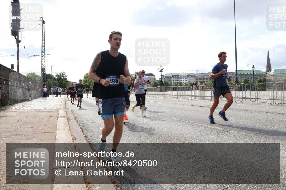 29.06.2025 - hella hamburg halbmarathon Lena Gebhardt http://msf.ph/oto/8420500 29.06.2025 10:05:43 Lombardsbrücke 9339, 936, 1229, 1448, 1830, 1842, 1863, 1936, 1981, 2288, 2298, 2471, 2540, 2624, 3461, 3578, 3929, 4014, 4169, 4782, 5073, 5762, 6014, 6059, 7741, 8894, 8909, 9075, 9165, 9339, 9477, 9559, 9680, 9736, 9737, 9738, 9917, 10343, 10694, 10791, 10998, 11784, 11873, 11958, 12557, 13221, 14465, 14642, 15766, 16092, 16441, 16478, 16546, 16687, 16847, 17731, 17740, 17885, 18616, 18617, 18857, 18973, 19034, 19248 meine-sportfotos.de