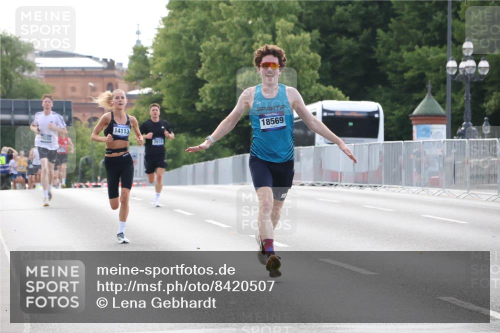 29.06.2025 - hella hamburg halbmarathon Lena Gebhardt http://msf.ph/oto/8420507 29.06.2025 09:42:09 Lombardsbrücke 15253, 14113, 2618, 18569, 1241, 2604, 2618, 2892, 4128, 4571, 6559, 7142, 7862, 10485, 10780, 11194, 11965, 12067, 12641, 13440, 13751, 13780, 14019, 14107, 14113, 14506, 15253, 16169, 17003, 17752, 18124, 18569, 18897 meine-sportfotos.de