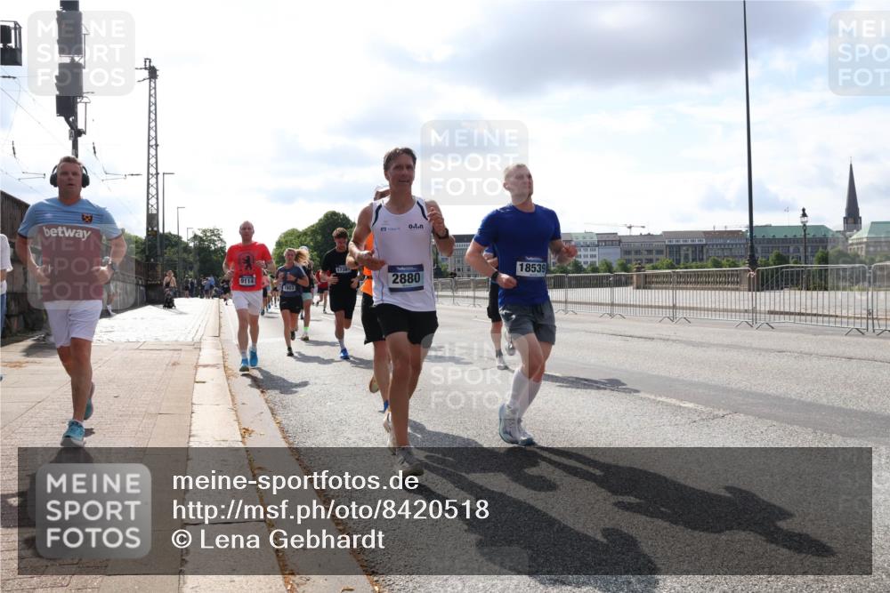 29.06.2025 - hella hamburg halbmarathon Lena Gebhardt http://msf.ph/oto/8420518 29.06.2025 09:51:36 Lombardsbrücke 9114, 1903, 17381, 2880, 18539, 1136, 1520, 1570, 1903, 1912, 1920, 1941, 2653, 2880, 2972, 3437, 3523, 3700, 4297, 4634, 4759, 4843, 4854, 4865, 4888, 4889, 4991, 4999, 5275, 5375, 5410, 6490, 6593, 6721, 6901, 7092, 7105, 7363, 7378, 7693, 7962, 8319, 8346, 8871, 8900, 9114, 9262, 9313, 9364, 9371, 9755, 9885, 10319, 10375, 10480, 10669, 10934, 11021, 11049, 11417, 11714, 11907, 11959, 12153, 12623, 12711, 14201 meine-sportfotos.de