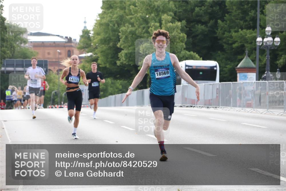 29.06.2025 - hella hamburg halbmarathon Lena Gebhardt http://msf.ph/oto/8420529 29.06.2025 09:42:09 Lombardsbrücke 15253, 14113, 261, 18569, 1241, 2604, 2618, 2892, 4128, 4571, 6559, 7142, 7862, 10485, 10780, 11194, 11965, 12067, 12641, 13440, 13751, 13780, 14019, 14107, 14113, 14506, 15253, 16169, 17003, 17752, 18124, 18569, 18897 meine-sportfotos.de