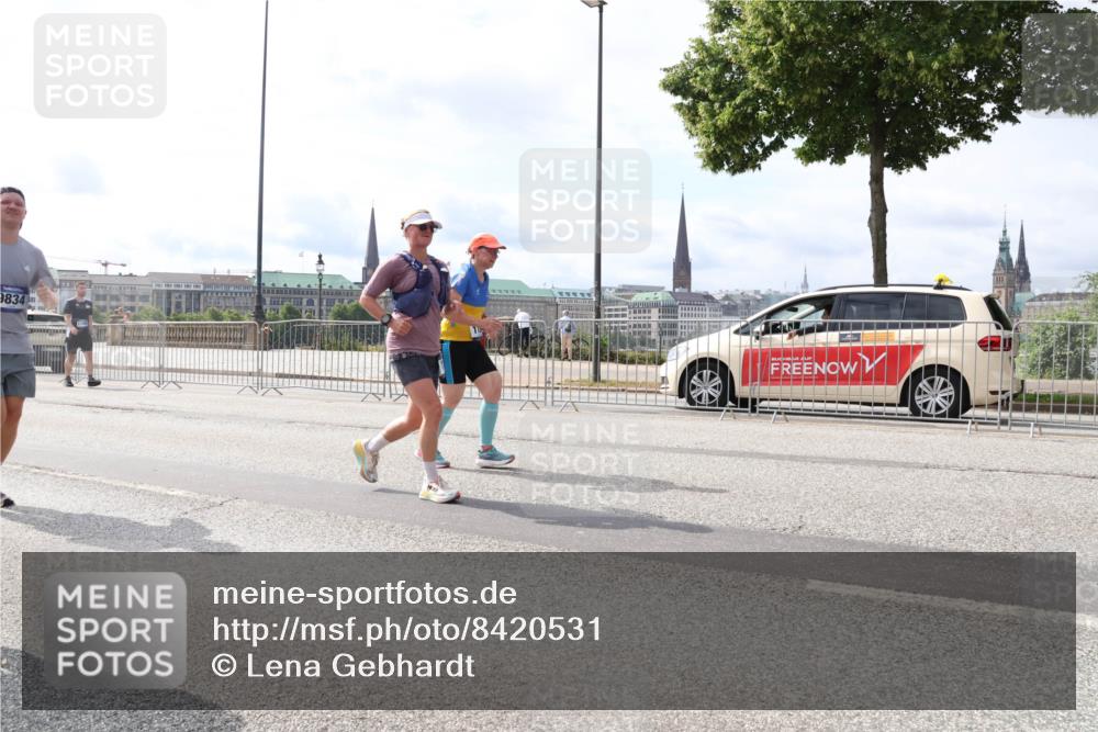 29.06.2025 - hella hamburg halbmarathon Lena Gebhardt http://msf.ph/oto/8420531 29.06.2025 10:18:23 Lombardsbrücke 9834, 1159, 1160, 1234, 1268, 1325, 1554, 1641, 1820, 1982, 2087, 2147, 2335, 2634, 2703, 2931, 3125, 3202, 3321, 3482, 3529, 3977, 4123, 4383, 4710, 4738, 4802, 4804, 5909, 5910, 6270, 6332, 6533, 7094, 7160, 7454, 7641, 7649, 7838, 7882, 7883, 8067, 8128, 8248, 8341, 8607, 8665, 9222, 9276, 9505, 9539, 9586, 9658, 9717, 9734, 9748, 9834, 9844, 10172, 10332, 10502, 10509, 10659, 10687, 10908, 12498, 12541, 12548, 12552, 12703, 13341 meine-sportfotos.de