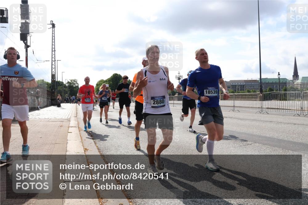 29.06.2025 - hella hamburg halbmarathon Lena Gebhardt http://msf.ph/oto/8420541 29.06.2025 09:51:36 Lombardsbrücke 9114, 1903, 2880, 18539, 1136, 1520, 1570, 1903, 1912, 1920, 1941, 2653, 2880, 2972, 3437, 3523, 3700, 4297, 4634, 4759, 4843, 4854, 4865, 4888, 4889, 4991, 4999, 5275, 5375, 5410, 6490, 6593, 6721, 6901, 7092, 7105, 7363, 7378, 7693, 7962, 8319, 8346, 8871, 8900, 9114, 9262, 9313, 9364, 9371, 9755, 9885, 10319, 10375, 10480, 10669, 10934, 11021, 11049, 11417, 11714, 11907, 11959, 12153, 12623, 12711, 14201 meine-sportfotos.de
