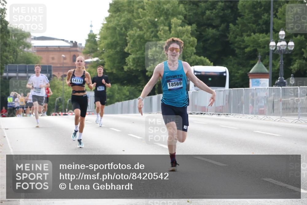 29.06.2025 - hella hamburg halbmarathon Lena Gebhardt http://msf.ph/oto/8420542 29.06.2025 09:42:10 Lombardsbrücke 15253, 14113, 2618, 18569, 1241, 2604, 2618, 2892, 4128, 4571, 6559, 7142, 7862, 10485, 10780, 11194, 11965, 12067, 12641, 13440, 13751, 13780, 14019, 14107, 14113, 14506, 15253, 16169, 17003, 17752, 18124, 18569, 18897 meine-sportfotos.de