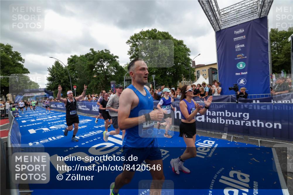 29.06.2025 - hella hamburg halbmarathon Zöllner http://msf.ph/oto/8420546 29.06.2025 10:53:12 Ziel 2111, 2208, 3059, 3258, 4121, 7383, 7864, 8273, 9537, 14323, 16929, 16986, 19208 meine-sportfotos.de