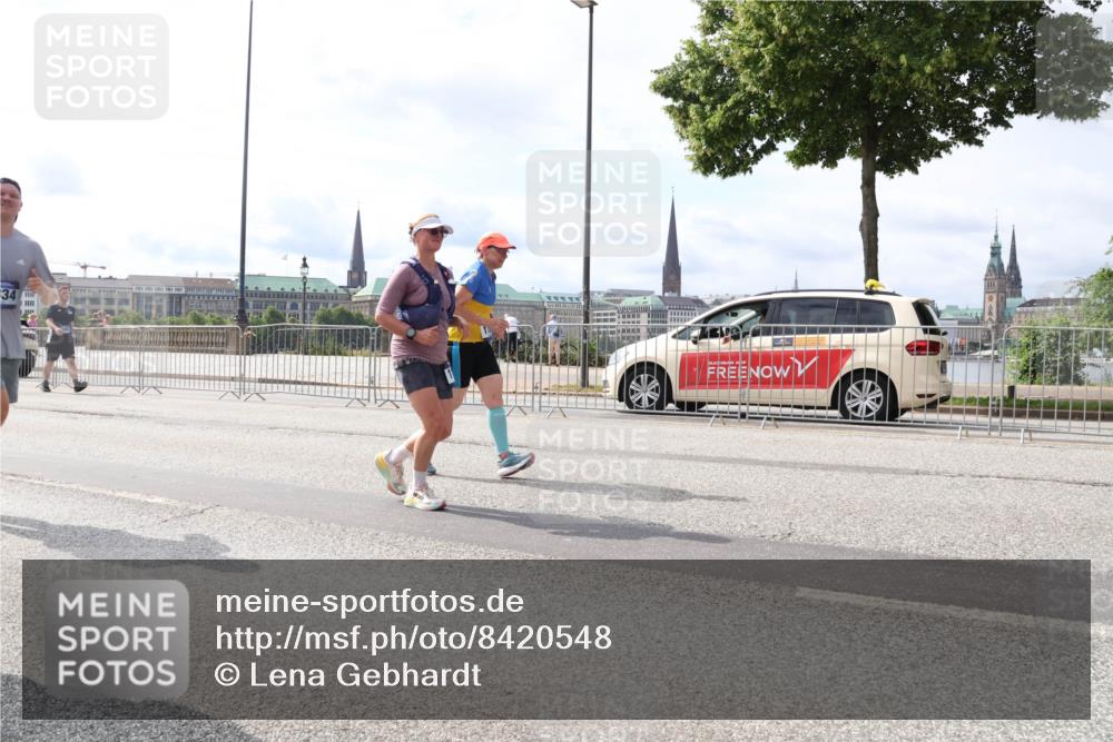 29.06.2025 - hella hamburg halbmarathon Lena Gebhardt http://msf.ph/oto/8420548 29.06.2025 10:18:23 Lombardsbrücke 34, 1159, 1160, 1234, 1268, 1325, 1554, 1641, 1820, 1982, 2087, 2147, 2335, 2634, 2703, 2931, 3125, 3202, 3321, 3482, 3529, 3977, 4123, 4383, 4710, 4738, 4802, 4804, 5909, 5910, 6270, 6332, 6533, 7094, 7160, 7454, 7641, 7649, 7838, 7882, 7883, 8067, 8128, 8248, 8341, 8607, 8665, 9222, 9276, 9505, 9539, 9586, 9658, 9717, 9734, 9748, 9834, 9844, 10172, 10332, 10502, 10509, 10659, 10687, 10908, 12498, 12541, 12548, 12552, 12703, 13341 meine-sportfotos.de
