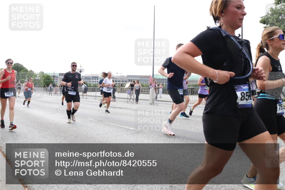 29.06.2025 - hella hamburg halbmarathon Lena Gebhardt http://msf.ph/oto/8420555 29.06.2025 10:42:48 Lombardsbrücke 2401, 6120, 12441, 433, 85, 75, 1149, 1150, 1360, 1656, 1788, 1929, 1957, 1964, 1994, 2069, 2103, 2134, 2158, 2401, 2450, 2509, 2538, 2580, 2940, 2941, 3283, 3378, 3518, 3605, 3764, 3874, 4092, 4105, 4334, 4385, 4778, 4891, 4892, 5067, 5403, 5417, 5810, 5967, 6120, 6764, 6828, 7040, 7043, 7260, 7513, 7557, 7666, 8161, 8525, 8526, 8529, 8795, 8816, 8991, 9304, 9378, 9644, 9980, 10008, 10180, 10454, 10532, 10697, 11142, 11710, 12151, 12441, 13049, 13241 meine-sportfotos.de