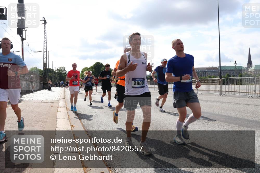 29.06.2025 - hella hamburg halbmarathon Lena Gebhardt http://msf.ph/oto/8420557 29.06.2025 09:51:36 Lombardsbrücke 0, 9114, 1903, 2880, 1136, 1520, 1570, 1903, 1912, 1920, 1941, 2653, 2880, 2972, 3437, 3523, 3700, 4297, 4634, 4759, 4843, 4854, 4865, 4888, 4889, 4991, 4999, 5275, 5375, 5410, 6490, 6593, 6721, 6901, 7092, 7105, 7363, 7378, 7693, 7962, 8319, 8346, 8871, 8900, 9114, 9262, 9313, 9364, 9371, 9755, 9885, 10319, 10375, 10480, 10669, 10934, 11021, 11049, 11417, 11714, 11907, 11959, 12153, 12623, 12711, 14201 meine-sportfotos.de
