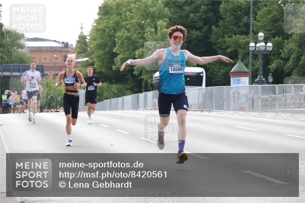 29.06.2025 - hella hamburg halbmarathon Lena Gebhardt http://msf.ph/oto/8420561 29.06.2025 09:42:10 Lombardsbrücke 15253, 14113, 2618, 18569, 1241, 2604, 2618, 2892, 4128, 4571, 6559, 7142, 7862, 10485, 10780, 11194, 11965, 12067, 12641, 13440, 13751, 13780, 14019, 14107, 14113, 14506, 15253, 16169, 17003, 17752, 18124, 18569, 18897 meine-sportfotos.de