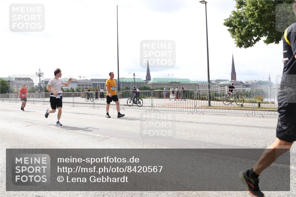 29.06.2025 - hella hamburg halbmarathon Lena Gebhardt http://msf.ph/oto/8420567 29.06.2025 10:27:36 Lombardsbrücke 5707, 1, 2080, 2775, 3389, 4372, 5177, 5285, 5825, 6214, 6259, 7234, 7314, 7764, 7944, 7978, 8085, 8281, 9688, 10077, 10158, 10412, 10413, 11256, 11766, 12500, 12823, 13043, 13860, 14206, 15607, 15641, 16569, 16804, 16838, 17427, 17791, 18012, 18097, 18301, 18626, 18766 meine-sportfotos.de