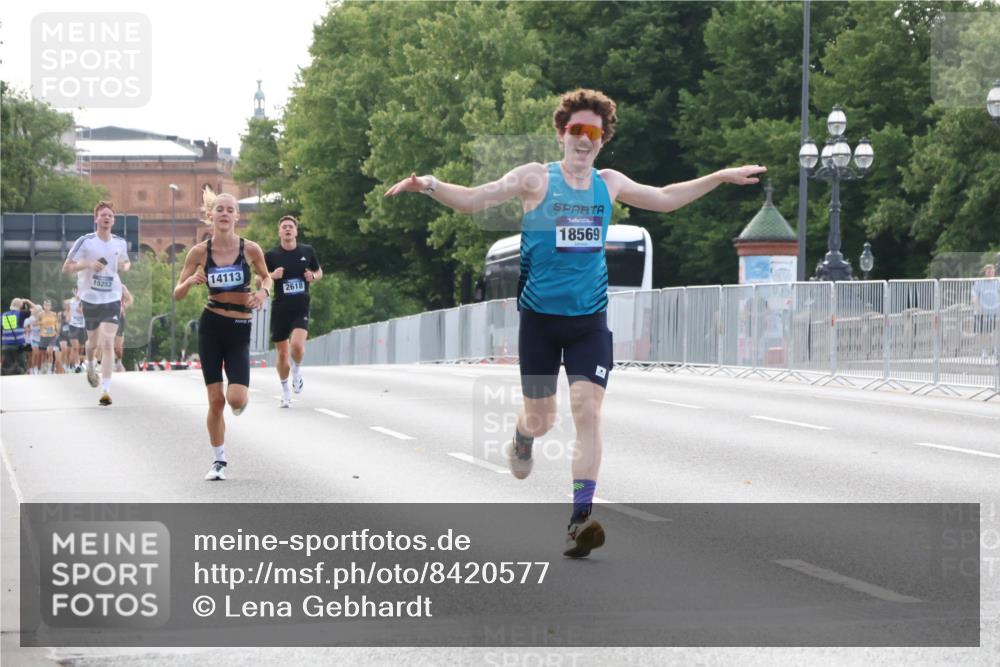 29.06.2025 - hella hamburg halbmarathon Lena Gebhardt http://msf.ph/oto/8420577 29.06.2025 09:42:10 Lombardsbrücke 15253, 14113, 2618, 18569, 1241, 2604, 2618, 2892, 4128, 4571, 6559, 7142, 7862, 10485, 10780, 11194, 11965, 12067, 12641, 13440, 13751, 13780, 14019, 14107, 14113, 14506, 15253, 16169, 17003, 17752, 18124, 18569, 18897 meine-sportfotos.de