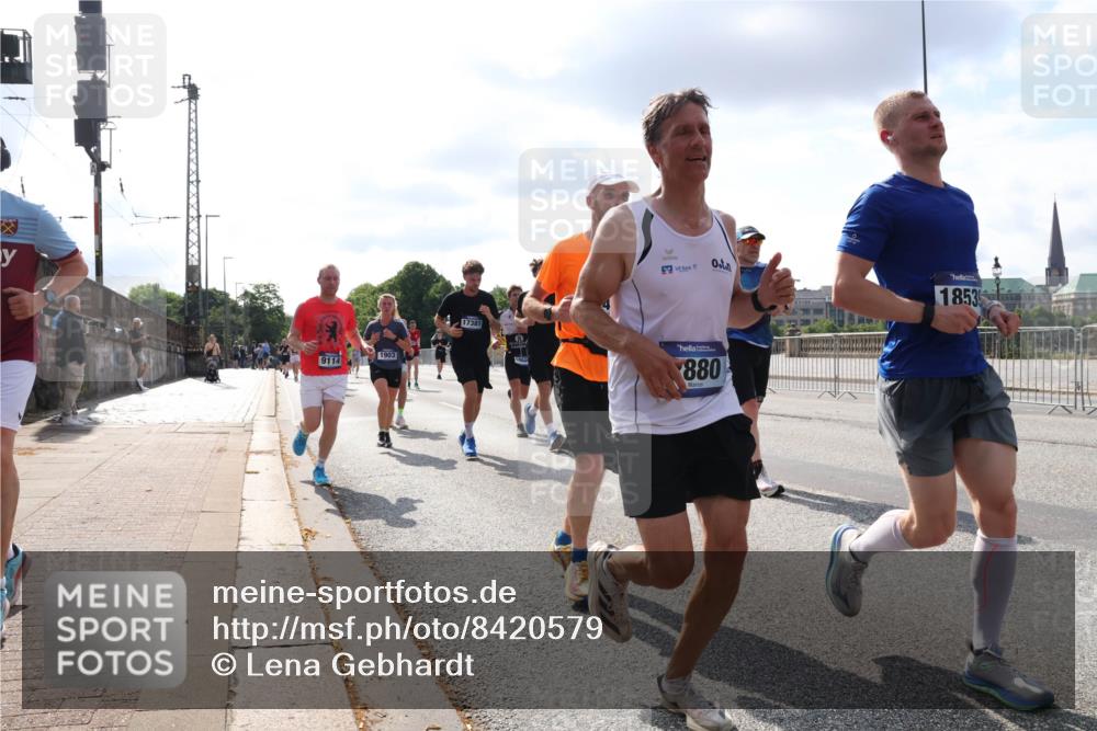 29.06.2025 - hella hamburg halbmarathon Lena Gebhardt http://msf.ph/oto/8420579 29.06.2025 09:51:37 Lombardsbrücke 9114, 1903, 1853, 17381, 880, 1136, 1520, 1570, 1903, 1912, 1920, 1941, 2653, 2880, 2972, 3437, 3523, 3700, 4297, 4634, 4759, 4843, 4854, 4865, 4889, 4991, 4999, 5375, 5410, 6490, 6593, 6721, 6901, 7092, 7105, 7363, 7378, 7693, 7962, 8319, 8346, 8359, 8871, 8900, 9114, 9262, 9313, 9364, 9371, 9755, 9885, 10319, 10375, 10480, 10669, 10934, 11021, 11049, 11417, 11714, 11907, 11959, 12153, 12623, 12711, 14201 meine-sportfotos.de