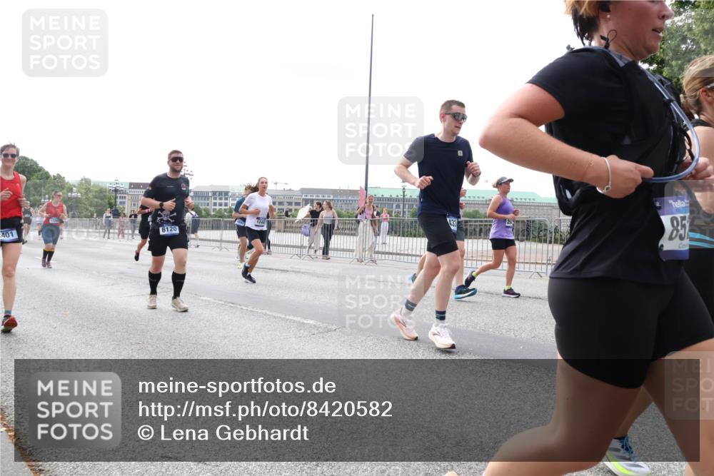 29.06.2025 - hella hamburg halbmarathon Lena Gebhardt http://msf.ph/oto/8420582 29.06.2025 10:42:49 Lombardsbrücke 17343, 401, 6120, 1244, 85, 1149, 1150, 1360, 1656, 1788, 1929, 1957, 1964, 1994, 2069, 2103, 2134, 2158, 2401, 2450, 2509, 2538, 2580, 2940, 2941, 2971, 3283, 3378, 3518, 3605, 3764, 3874, 4092, 4105, 4334, 4385, 4778, 4891, 4892, 5067, 5268, 5403, 5417, 5810, 5967, 6120, 6764, 7040, 7043, 7260, 7513, 7557, 7666, 8161, 8525, 8526, 8529, 8795, 8816, 8991, 9304, 9378, 9644, 9980, 10008, 10180, 10454, 10532, 10697, 11142, 11710, 12151, 12441, 13049, 13241 meine-sportfotos.de