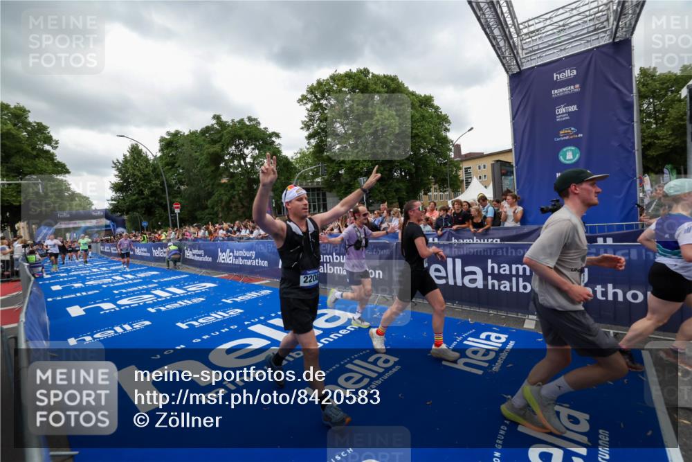 29.06.2025 - hella hamburg halbmarathon Zöllner http://msf.ph/oto/8420583 29.06.2025 10:53:13 Ziel 2111, 2208, 3059, 4121, 7383, 7864, 8273, 8361, 9537, 14323, 16929, 16986, 19208 meine-sportfotos.de