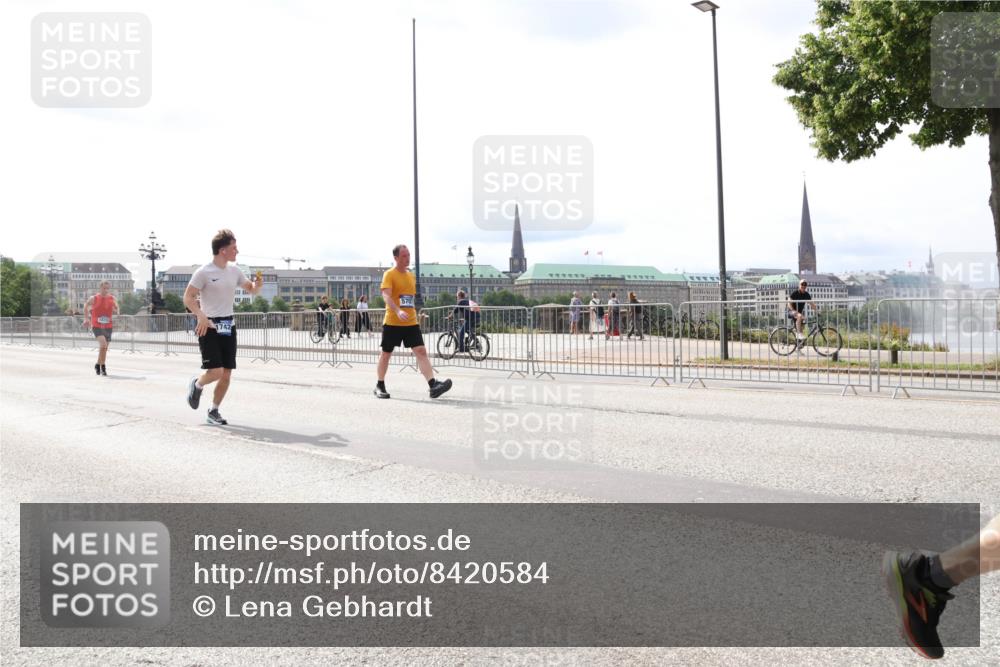 29.06.2025 - hella hamburg halbmarathon Lena Gebhardt http://msf.ph/oto/8420584 29.06.2025 10:27:36 Lombardsbrücke 1742, 2080, 2775, 3389, 4372, 5177, 5285, 5825, 6214, 6259, 7234, 7314, 7764, 7944, 7978, 8085, 8281, 9688, 10077, 10158, 10412, 10413, 11256, 11766, 12500, 12823, 13043, 13860, 14206, 15607, 15641, 16569, 16804, 16838, 17427, 17791, 18012, 18097, 18301, 18626, 18766 meine-sportfotos.de