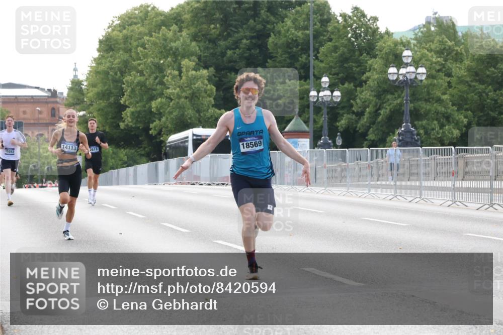 29.06.2025 - hella hamburg halbmarathon Lena Gebhardt http://msf.ph/oto/8420594 29.06.2025 09:42:10 Lombardsbrücke 14113, 15253, 2618, 18569, 1241, 2604, 2618, 2892, 4128, 4571, 6559, 7142, 7862, 10485, 10780, 11194, 11965, 12067, 12641, 13440, 13751, 13780, 14019, 14107, 14113, 14506, 15253, 16169, 17003, 17752, 18124, 18569, 18897 meine-sportfotos.de