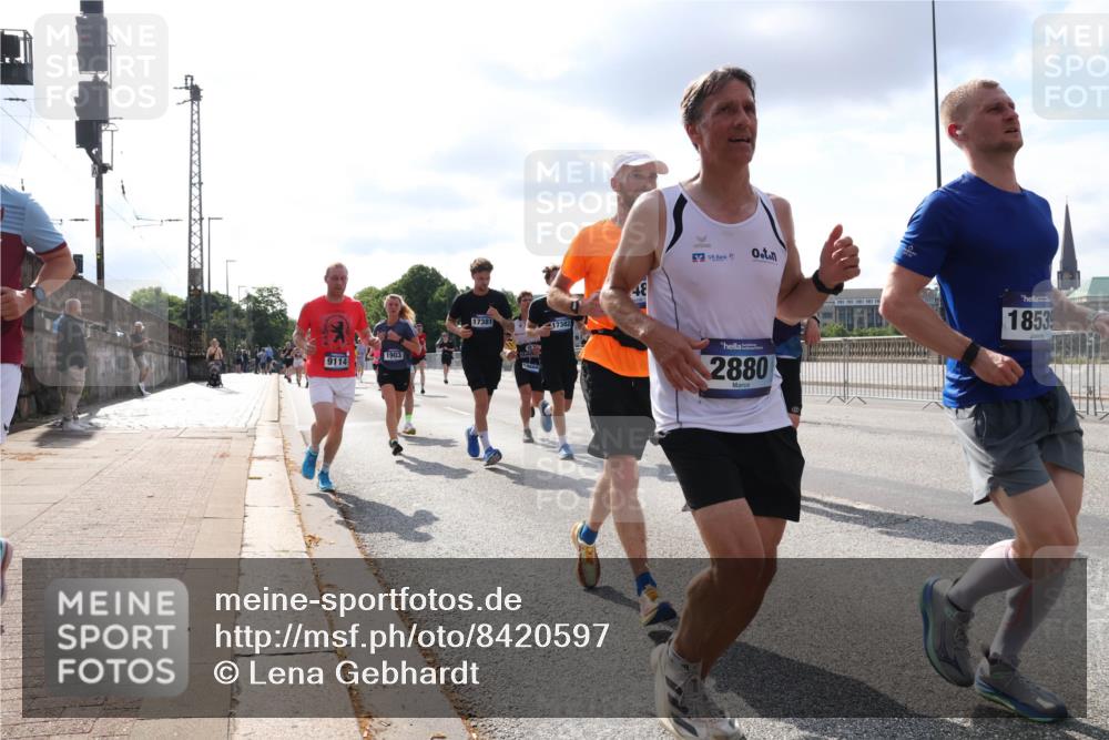 29.06.2025 - hella hamburg halbmarathon Lena Gebhardt http://msf.ph/oto/8420597 29.06.2025 09:51:37 Lombardsbrücke 1903, 17381, 17382, 2880, 1853, 1136, 1520, 1570, 1903, 1912, 1920, 1941, 2653, 2880, 2972, 3437, 3523, 3700, 4297, 4634, 4759, 4843, 4854, 4865, 4889, 4991, 4999, 5375, 5410, 6490, 6593, 6721, 6901, 7092, 7105, 7363, 7378, 7693, 7962, 8319, 8346, 8359, 8871, 8900, 9114, 9262, 9313, 9364, 9371, 9755, 9885, 10319, 10375, 10480, 10669, 10934, 11021, 11049, 11417, 11714, 11907, 11959, 12153, 12623, 12711, 14201 meine-sportfotos.de