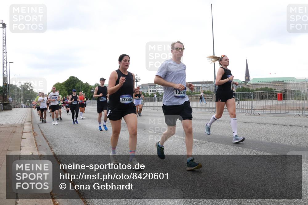 29.06.2025 - hella hamburg halbmarathon Lena Gebhardt http://msf.ph/oto/8420601 29.06.2025 10:52:27 Lombardsbrücke 18633, 13286, 13538, 1369, 1418, 1826, 1978, 2362, 2420, 2528, 2983, 3038, 3140, 3227, 3645, 4087, 4273, 4436, 4591, 4598, 4606, 4815, 5062, 5262, 5360, 6386, 6403, 6404, 6406, 6456, 6671, 6985, 7511, 7690, 7691, 7735, 7812, 8194, 8196, 8250, 8251, 8621, 8641, 9068, 9070, 9103, 9368, 9460, 9730, 9731, 10080, 10296, 10342, 10392, 10600, 10634, 10673, 10879, 10884, 10928, 11084, 11126, 11127, 11297, 11375, 11736, 11899, 11974, 12546, 12558, 12994 meine-sportfotos.de