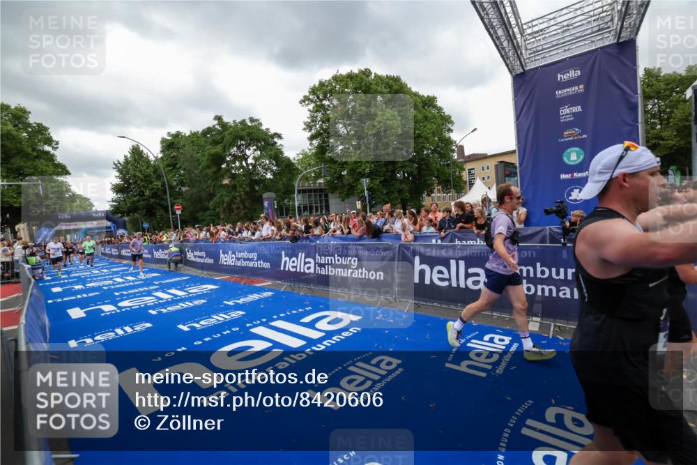 29.06.2025 - hella hamburg halbmarathon Zöllner http://msf.ph/oto/8420606 29.06.2025 10:53:14 Ziel 2111, 2208, 7383, 8273, 8361, 12875, 14323, 16929, 16986, 19208 meine-sportfotos.de