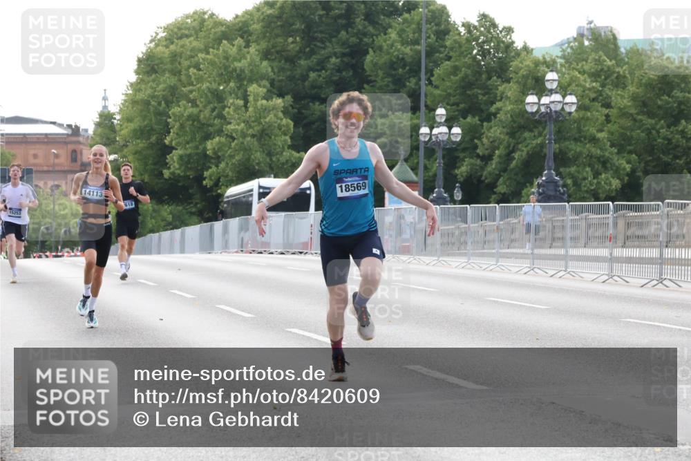 29.06.2025 - hella hamburg halbmarathon Lena Gebhardt http://msf.ph/oto/8420609 29.06.2025 09:42:10 Lombardsbrücke 15253, 14113, 618, 18569, 1241, 2604, 2618, 2892, 4128, 4571, 6559, 7142, 7862, 10485, 10780, 11194, 11965, 12067, 12641, 13440, 13751, 13780, 14019, 14107, 14113, 14506, 15253, 16169, 17003, 17752, 18124, 18569, 18897 meine-sportfotos.de