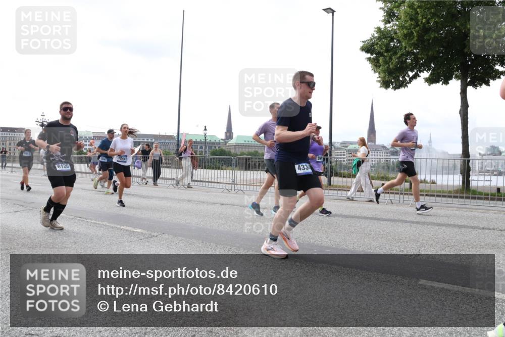 29.06.2025 - hella hamburg halbmarathon Lena Gebhardt http://msf.ph/oto/8420610 29.06.2025 10:42:49 Lombardsbrücke 12441, 6120, 433, 1149, 1150, 1360, 1656, 1788, 1929, 1957, 1964, 1994, 2069, 2103, 2134, 2158, 2401, 2450, 2509, 2538, 2580, 2940, 2941, 2971, 3283, 3378, 3518, 3605, 3764, 3874, 4092, 4105, 4334, 4385, 4778, 4891, 4892, 5067, 5268, 5403, 5417, 5810, 5967, 6120, 6764, 7040, 7043, 7260, 7513, 7557, 7666, 8161, 8525, 8526, 8529, 8795, 8816, 8991, 9304, 9378, 9644, 9980, 10008, 10180, 10454, 10532, 10697, 11142, 11710, 12151, 12441, 13049, 13241 meine-sportfotos.de