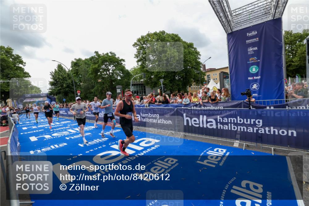 29.06.2025 - hella hamburg halbmarathon Zöllner http://msf.ph/oto/8420612 29.06.2025 10:31:21 Ziel 3955, 4812, 10017, 10298, 11857, 12232, 14450, 14548, 19042 meine-sportfotos.de