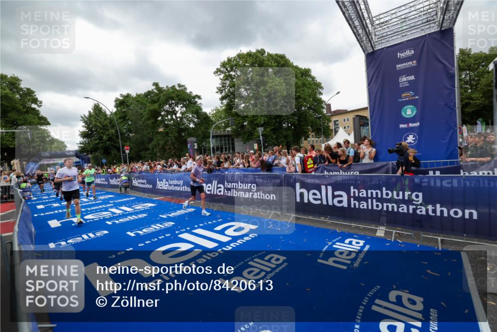 29.06.2025 - hella hamburg halbmarathon Zöllner http://msf.ph/oto/8420613 29.06.2025 10:53:16 Ziel 2111, 7383, 8273, 8361, 9142, 12875, 15179, 16929, 16986 meine-sportfotos.de