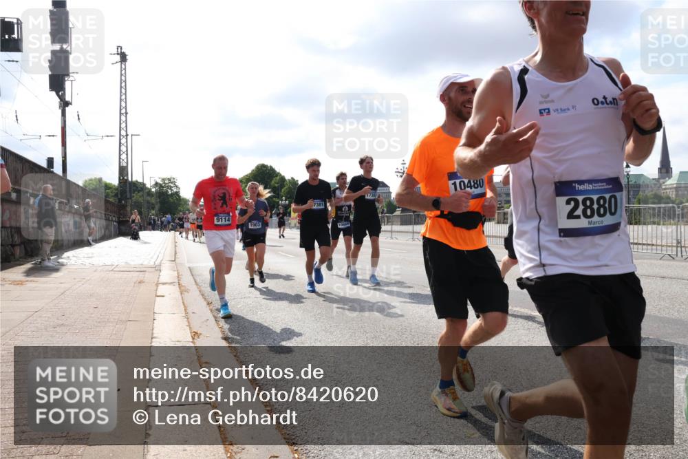 29.06.2025 - hella hamburg halbmarathon Lena Gebhardt http://msf.ph/oto/8420620 29.06.2025 09:51:37 Lombardsbrücke 9114, 1903, 7381, 10660, 1738, 10480, 2880, 1136, 1520, 1570, 1903, 1912, 1920, 1941, 2653, 2880, 2972, 3437, 3523, 3700, 4297, 4634, 4759, 4843, 4854, 4865, 4889, 4991, 4999, 5375, 5410, 6490, 6593, 6721, 6901, 7092, 7105, 7363, 7378, 7693, 7962, 8319, 8346, 8359, 8871, 8900, 9114, 9262, 9313, 9364, 9371, 9755, 9885, 10319, 10375, 10480, 10669, 10934, 11021, 11049, 11417, 11714, 11907, 11959, 12153, 12623, 12711, 14201 meine-sportfotos.de