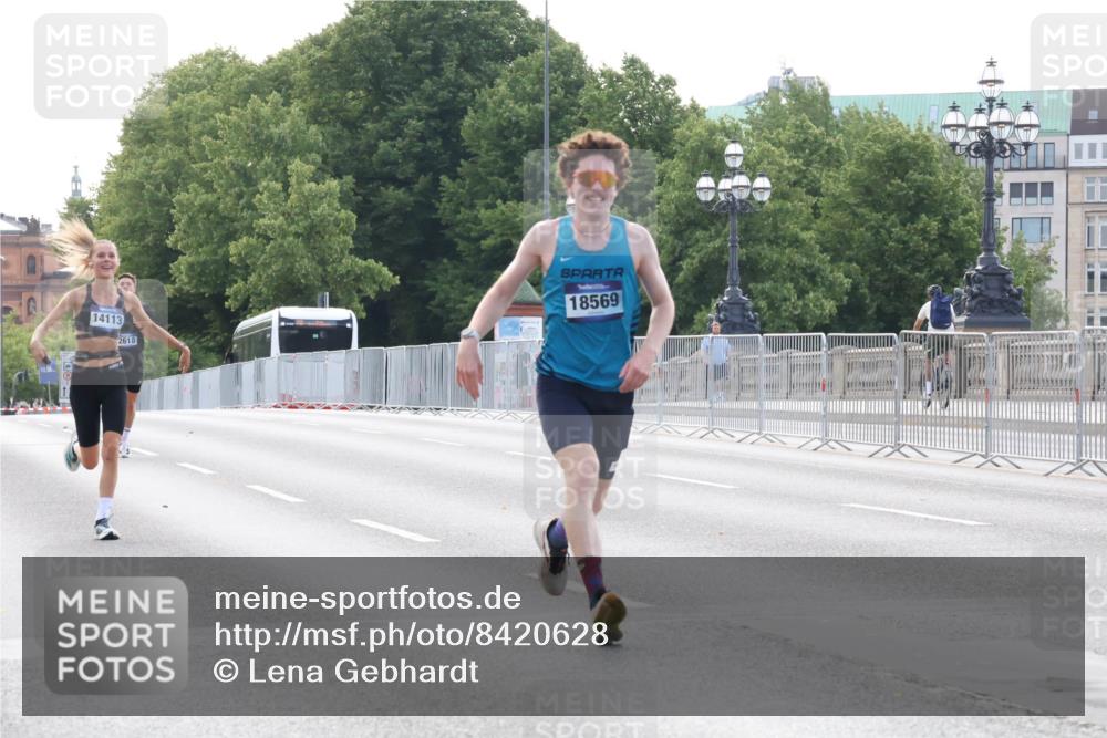 29.06.2025 - hella hamburg halbmarathon Lena Gebhardt http://msf.ph/oto/8420628 29.06.2025 09:42:11 Lombardsbrücke 10, 55, 14113, 2618, 18569, 1241, 2604, 2618, 2892, 4128, 4571, 6559, 7142, 7862, 10485, 11194, 11965, 12067, 12641, 13440, 13751, 13780, 14019, 14107, 14113, 14506, 15253, 16169, 17003, 17752, 18124, 18569, 18897 meine-sportfotos.de