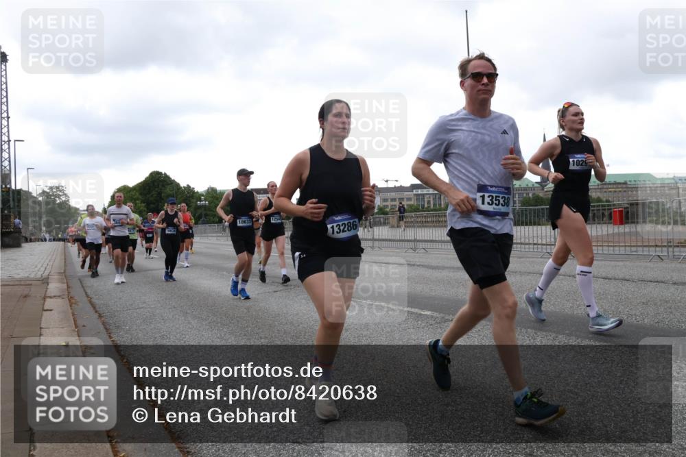 29.06.2025 - hella hamburg halbmarathon Lena Gebhardt http://msf.ph/oto/8420638 29.06.2025 10:52:27 Lombardsbrücke 364, 18633, 18221, 1254, 13286, 13538, 1025, 1369, 1418, 1826, 1978, 2362, 2420, 2528, 2983, 3038, 3140, 3227, 3645, 4087, 4273, 4436, 4591, 4598, 4606, 4815, 5062, 5262, 5360, 6386, 6403, 6404, 6406, 6456, 6671, 6985, 7511, 7690, 7691, 7735, 7812, 8194, 8196, 8250, 8251, 8621, 8641, 9068, 9070, 9103, 9368, 9460, 9730, 9731, 10080, 10296, 10342, 10392, 10600, 10634, 10673, 10879, 10884, 10928, 11084, 11126, 11127, 11297, 11375, 11736, 11899, 11974, 12546, 12558, 12994 meine-sportfotos.de
