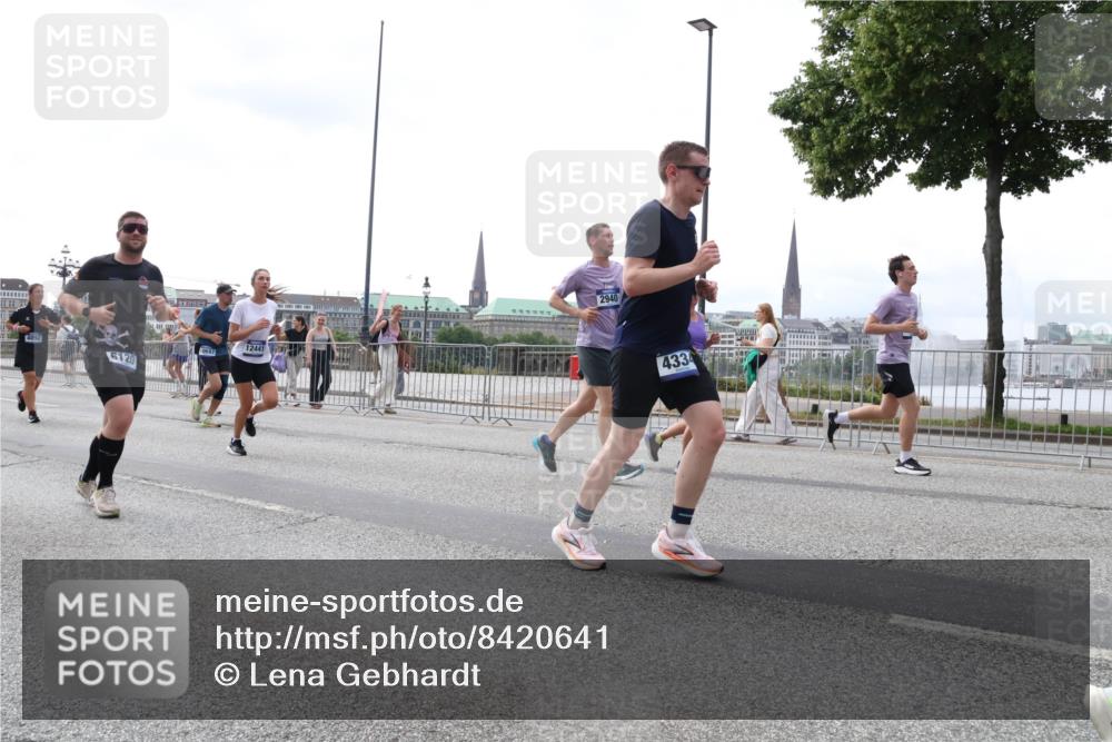 29.06.2025 - hella hamburg halbmarathon Lena Gebhardt http://msf.ph/oto/8420641 29.06.2025 10:42:49 Lombardsbrücke 6120, 12441, 2940, 4334, 1149, 1150, 1360, 1656, 1788, 1929, 1957, 1964, 1994, 2069, 2103, 2134, 2158, 2401, 2450, 2509, 2538, 2580, 2940, 2941, 2971, 3283, 3378, 3518, 3605, 3764, 3874, 4092, 4105, 4334, 4385, 4778, 4891, 4892, 5067, 5268, 5403, 5417, 5810, 5967, 6120, 6764, 7040, 7043, 7260, 7513, 7557, 7666, 8161, 8525, 8526, 8529, 8795, 8816, 8991, 9304, 9378, 9644, 9980, 10008, 10180, 10454, 10532, 10697, 11142, 11710, 12151, 12441, 13049, 13241 meine-sportfotos.de